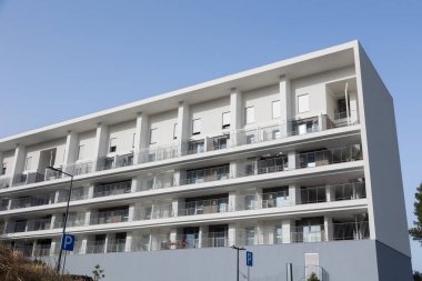Balkonlu modern sosyal konut binası, açık bir günde fotoğraflanmış..