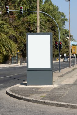 Lizbon 'da trafik ışıklarının yakınındaki şehir caddesinde boş reklam panosu