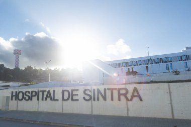 Sintra, Portekiz. 2025-08-29 Modern hastane binası Sintra, Portekiz 'de, çağdaş mimarisi ve açık mavi gökyüzü ile. Dış görünüş altyapısı, tıbbi hizmetlerin sembolü.