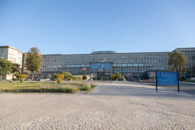 Lisboa, Portekiz. 08-30-2025 Santa Maria Hastanesi Lizbon, Portekiz 'de, önü açık gökyüzünün altında taş bir anıt ile.