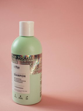 Pembe arka planda saç şampuanı, dikey