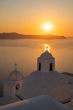 Eski kasaba Thira Adası Santorini üzerinde beyaz renkli günbatımı karşı kilise Yunanistan