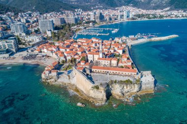 Budva'nın eski şehirde bir güzel yaz günü, Karadağ. Havadan görüntü. Üstten Görünüm