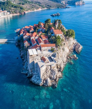 Karadağ 'daki Sveti Stefan tatil beldesi ada manzaralı oteli