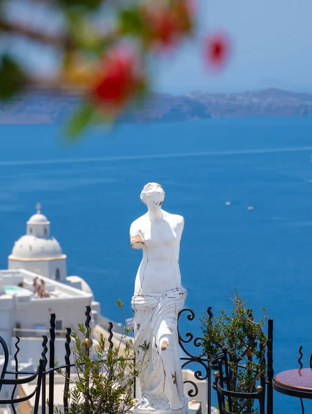 Yunanistan 'ın Santorini adasında ve denizin arka planında bir kadının dekoratif heykeli