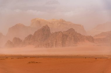 Kırmızı dağlar Wadi Rum Kanyon Ürdün'çöl. Wadi Rum olarak da bilinen The Valley ayın Akabe doğusunda Güney Jordan kumtaşı ve granit kayaya oyulmuş bir vadi olduğunu.