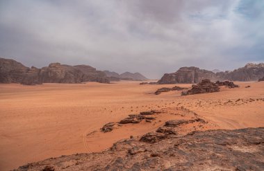 Kırmızı dağlar Wadi Rum Kanyon Ürdün'çöl. Wadi Rum olarak da bilinen The Valley ayın Akabe doğusunda Güney Jordan kumtaşı ve granit kayaya oyulmuş bir vadi olduğunu.