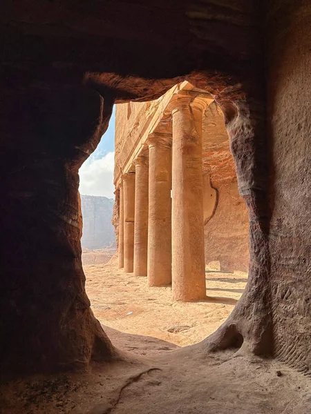 요르단의 페트라에 대성전이었을 가능성 폐허의 일부인 기둥들이 줄지어 — 스톡 사진
