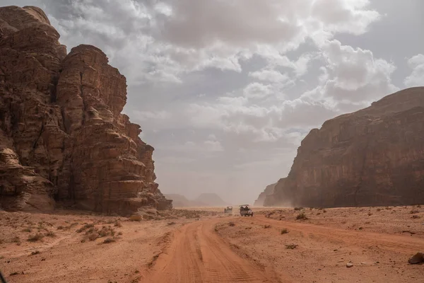 Kırmızı dağlar Wadi Rum Kanyon Ürdün'çöl. Wadi Rum olarak da bilinen The Valley ayın Akabe doğusunda Güney Jordan kumtaşı ve granit kayaya oyulmuş bir vadi olduğunu.