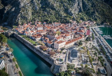 Karadağ 'ın eski Kotor kenti, insansız hava aracı manzaralı