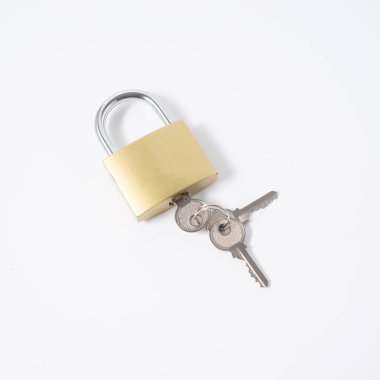 Beyaz arkaplanda izole edilmiş bir anahtarı olan altın asma kilit