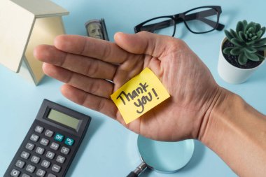 Kişisel gelişim için motive edici kelimeler, teşekkür ederim, yapışkan notlar üzerine ilham verici el yazısı.