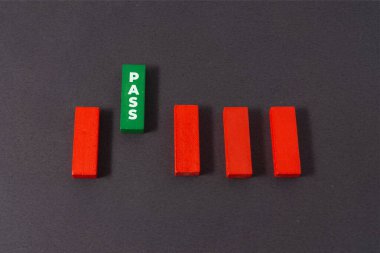 Metin geçişli tahta blok.