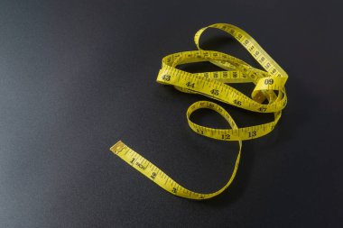 Siyah arkaplanda terzinin mezurası