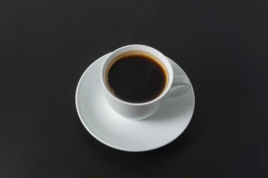 Siyah arka planda bir fincan americano kahvesi.