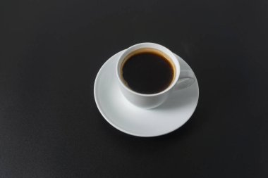 Siyah arka planda bir fincan americano kahvesi.