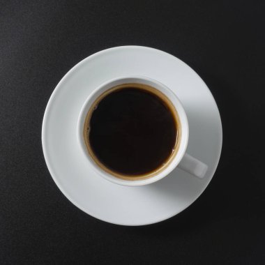Siyah arka planda bir fincan americano kahvesi.