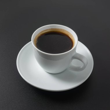 Siyah arka planda bir fincan americano kahvesi.
