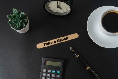 Siyah arkaplan üzerinde bir metin ile iş konsepti mola