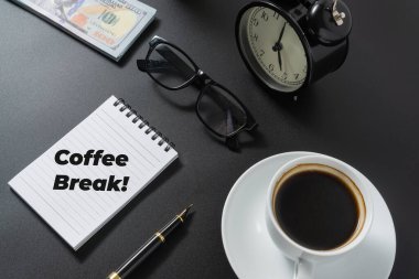 Siyah arka planda kahve molası içeren iş konsepti