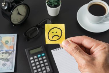 Siyah arkaplanda kötü bir ifade olan iş kavramı