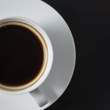 Siyah arka planda bir fincan americano kahvesi.