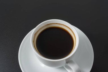 Siyah arka planda bir fincan americano kahvesi.