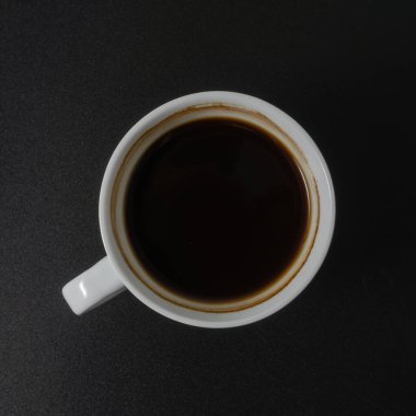 Siyah arka planda bir fincan americano kahvesi.