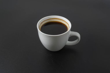 Siyah arka planda bir fincan americano kahvesi.