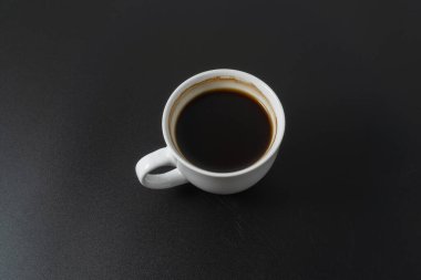 Siyah arka planda bir fincan americano kahvesi.