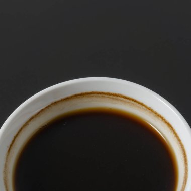 Siyah arka planda bir fincan americano kahvesi.