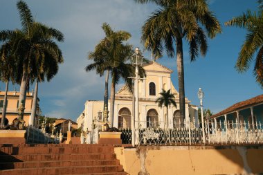 Trinidad 'ın merkez meydanındaki kilise. Küba