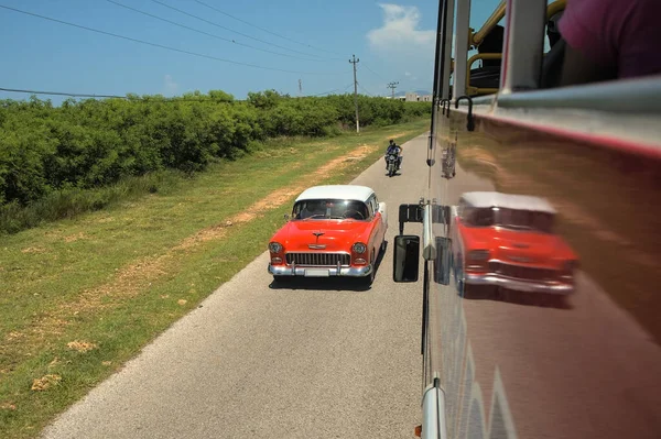 Coche Rojo Clásico Reflejado Autobús Cuba — Foto de Stock