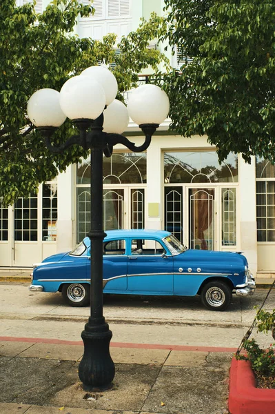 Κλασικό Μπλε Αυτοκίνητο Παρκαρισμένο Δίπλα Ένα Φανοστάτη Στο Τρινιντάντ Κούβα — Φωτογραφία Αρχείου