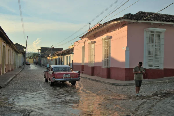 Κλασικό Αυτοκίνητο Ένα Υγρό Δρόμο Αυγούστου 2023 Τρινιντάντ Κούβα — Φωτογραφία Αρχείου