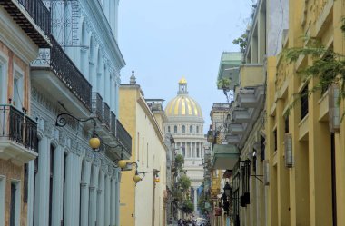 Old Havana mahallesindeki bir caddenin sonundaki Capitolio 'da. Havana, Küba.