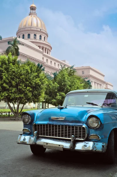 Μπλε Κλασικό Αυτοκίνητο Μπροστά Από Την Πρωτεύουσα Στην Αβάνα Κούβα — Φωτογραφία Αρχείου