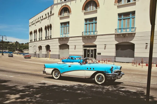 キューバのハバナにあるマレコン近くのクラシックカー — ストック写真