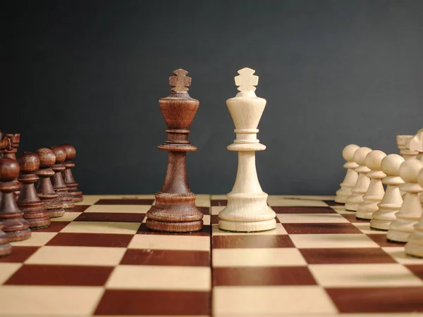 Шаховий Король Обличчям Лиця Шахівниці Рештою Фігур Шахи Чорному Тлі — стокове фото
