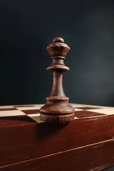 Μαύρη Βασίλισσα Στέκεται Στην Άκρη Της Σκακιέρας Έννοια Του Μεγαλείου — Φωτογραφία Αρχείου