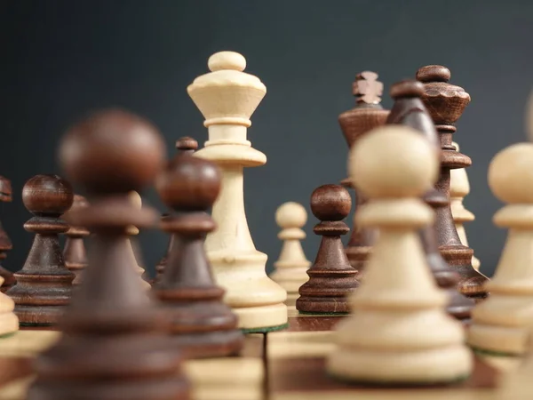 Fehér Királynő Többi Sakkbábu Között Áll Sakkjátszma Koncepciója Sakkfigurák Közelről — Stock Fotó