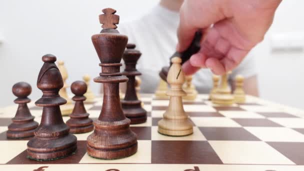 Hareketli Satranç Oyunu Oyuncu Satranç Oynuyor Beyaz Kazanç Plan Taktik — Stok video