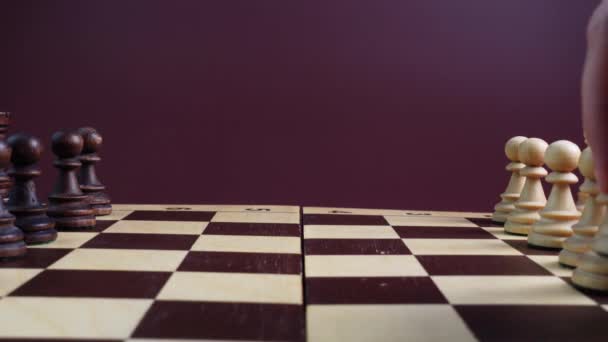 最初のチェスの動きは白い質素です 本当のチェスゲームのサイドビュー 高品質4K映像 — ストック動画
