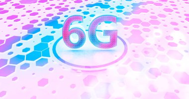 6G 3D kablosuz ağ ve büyük veri konseptini maviye çeviriyor. Menekşe ve pembe altıgen arka plan. Parlak 6G Yeni nesil telekomünikasyon sistemi hızlı internetli. Teknoloji dünyası dönüşümü.