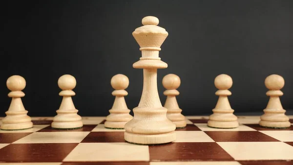체스의 과하얀 전나무 군대의 배경을 대조하는 체스의 배경이죠 배달부 — 스톡 사진