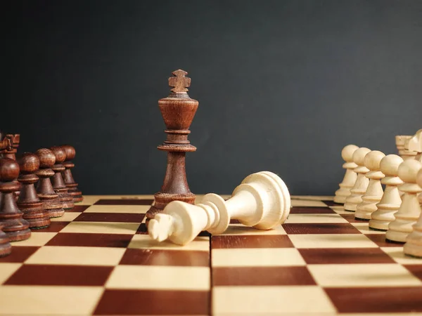 Βασίλισσα Του Σκάκι Πρόσωπο Πρόσωπο Στη Σκακιέρα Νίκη Του Μαύρου — Φωτογραφία Αρχείου