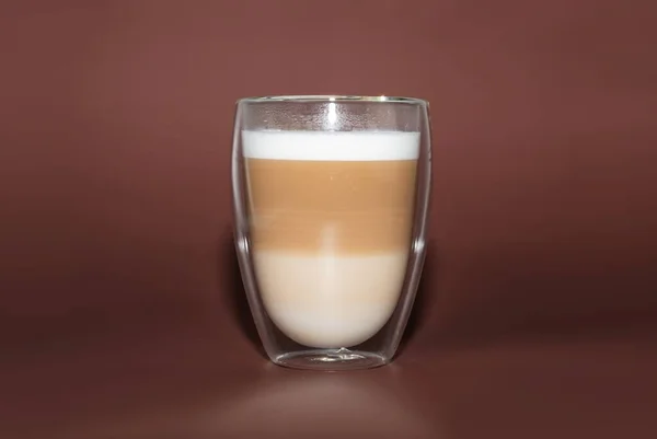 カプチーノコーヒーとミルクフォームがブラウンを背景に隔離されたダブルウォールカップ 高品質の写真 — ストック写真