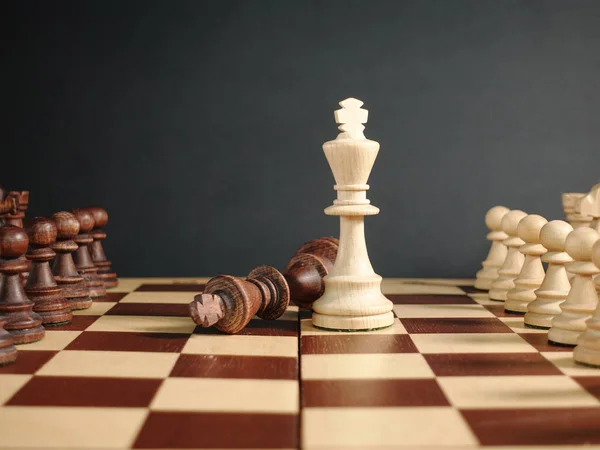 Βασίλισσα Του Σκάκι Πρόσωπο Πρόσωπο Στη Σκακιέρα Νίκη Του Λευκού — Φωτογραφία Αρχείου