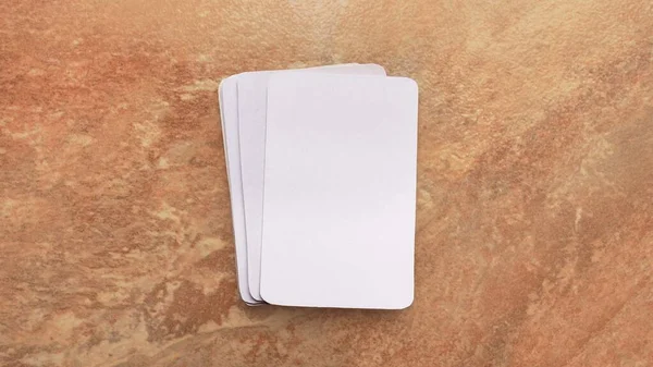 Spielkarten Werden Moduliert Kartenspiel Auf Einer Braunen Und Beigen Marmoroberfläche — Stockfoto