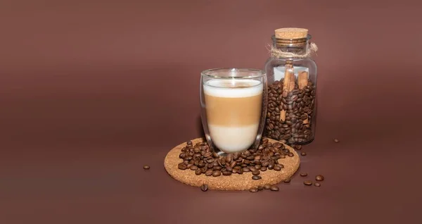 Doppelwandschale Mit Cappuccino Kaffee Und Milchschaum Isoliert Auf Braunem Hintergrund — Stockfoto